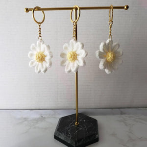 Cute Daisy Keychain,Crochet Flower Bag Charms for Women Handmade Floral Keyring Decor Gifts Purse Accessories