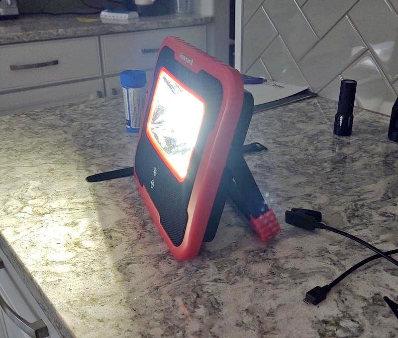 1000 Lumens Rechargeable LED Work Light with Bluetooth Speaker